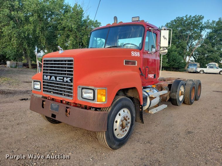 1994 Mack CH613 truck cab and chassis - EE1158
