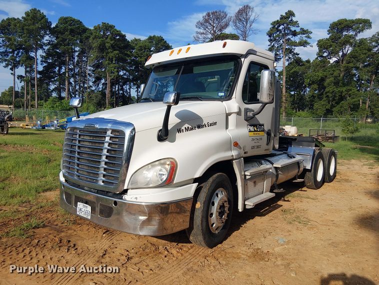 2012 Freightliner Cascadia semi truck - EE1643