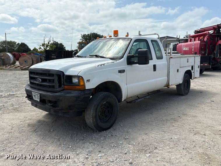 2001 Ford F350 Super Duty Ext. Cab utility bed pickup truck - EI5946