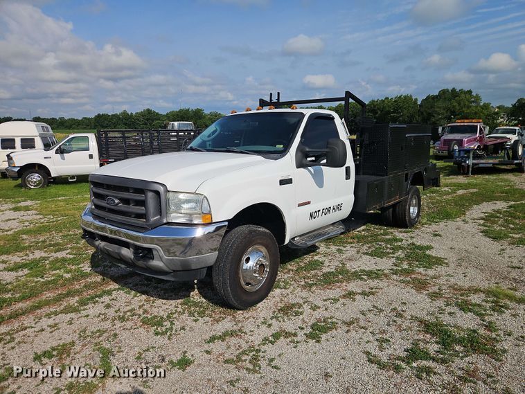2003 Ford F350 Super Duty XL flatbed pickup truck - EO8536