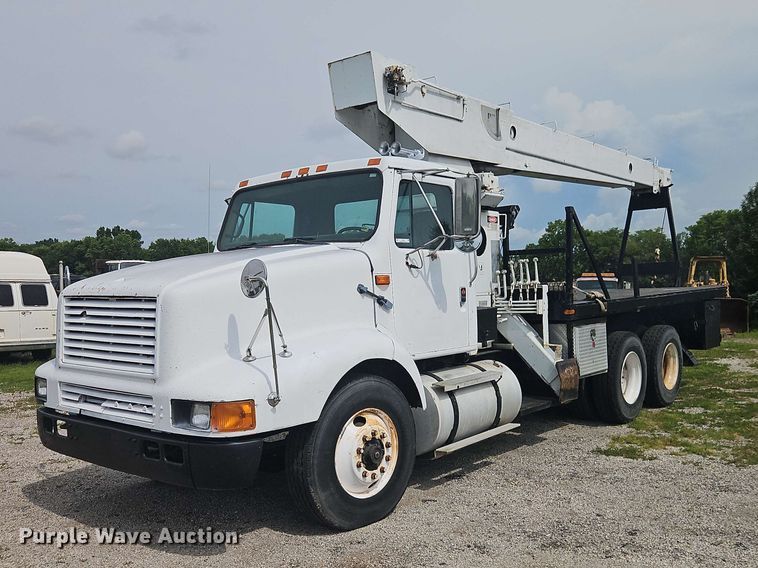 1990 International F8200 crane truck - EO8538