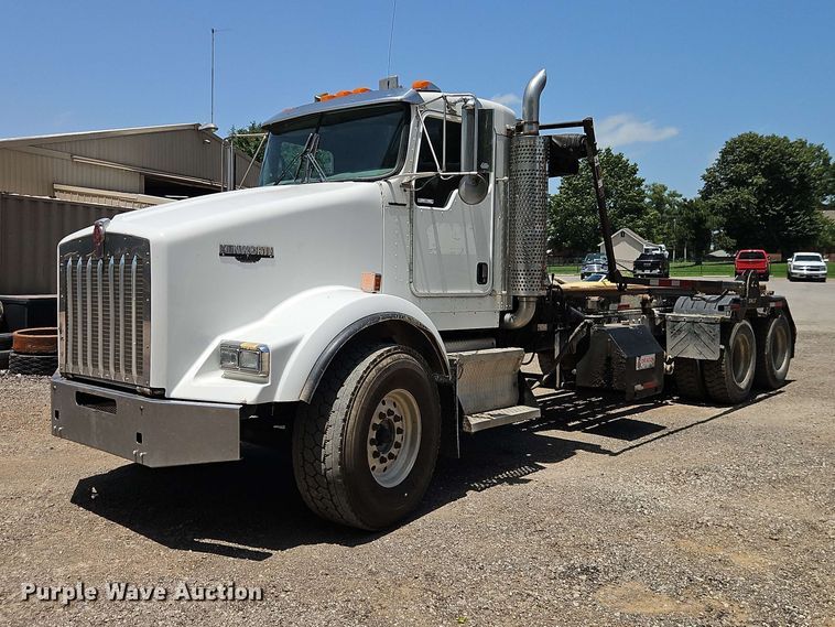 2007 Kenworth T800 roll-off container truck - EO8554