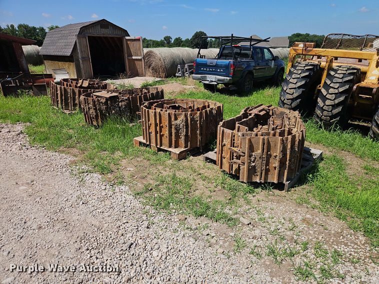 (4) track loader tracks - EO8570