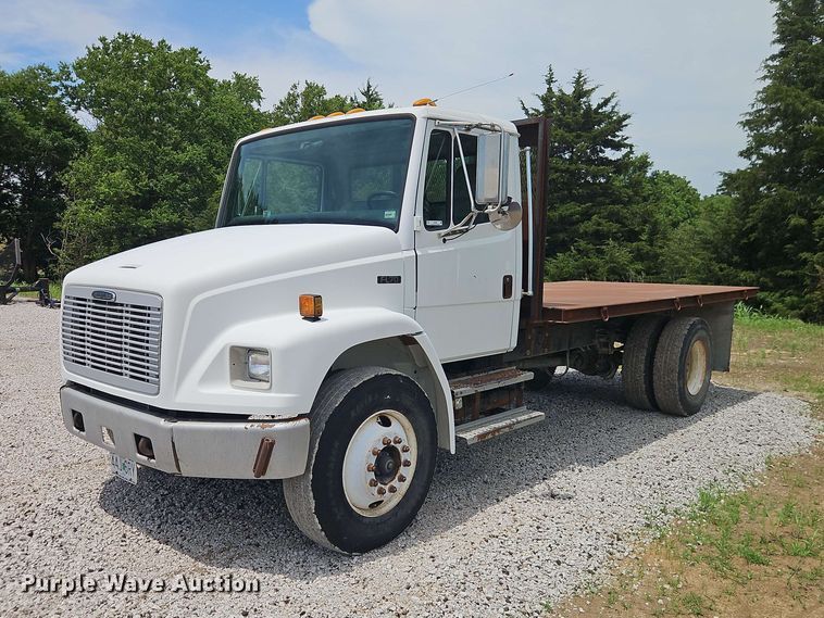 2002 Freightliner FL70 flatbed truck - EO8589