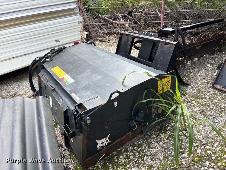 Bobcat SWB72 skid steer sweeper - EU5755