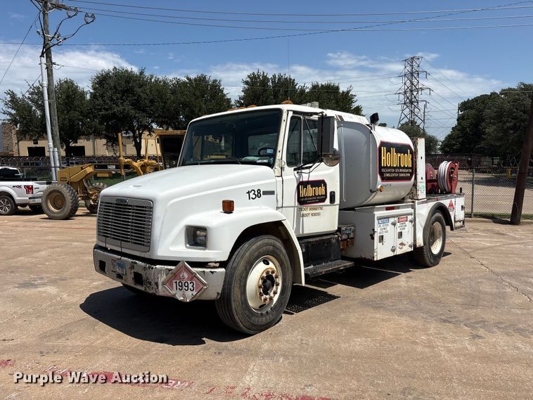 2000 Freightliner FL70 fuel / lube truck - EU5766