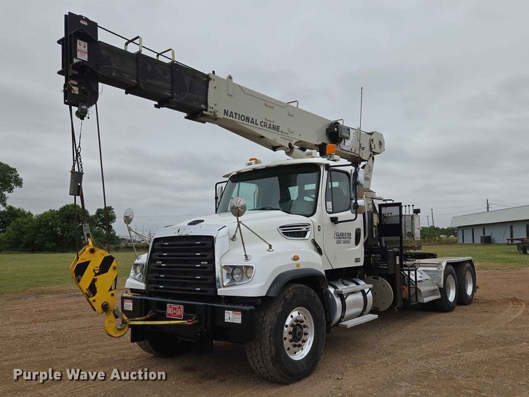 2017 Freightliner 114SD crane truck - EW0172