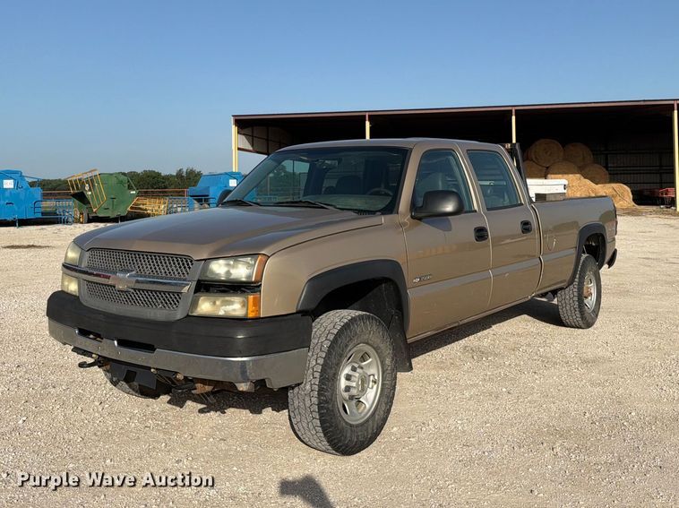 2004 Chevrolet Silverado 3500 Crew Cab pickup truck - EX4010