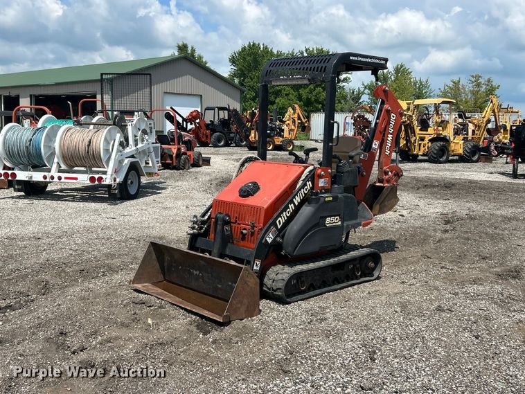 2004 Ditch Witch XT850 mini excavator / tool carrier - FC2856