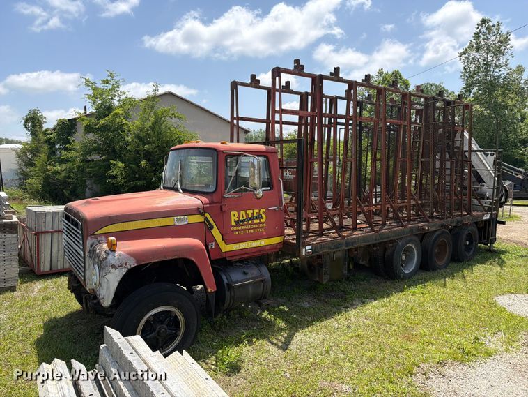 1972 Ford 900 crane truck - FC3220