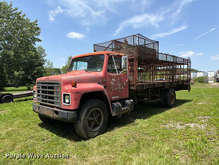 1981 International flatbed truck - FC3230