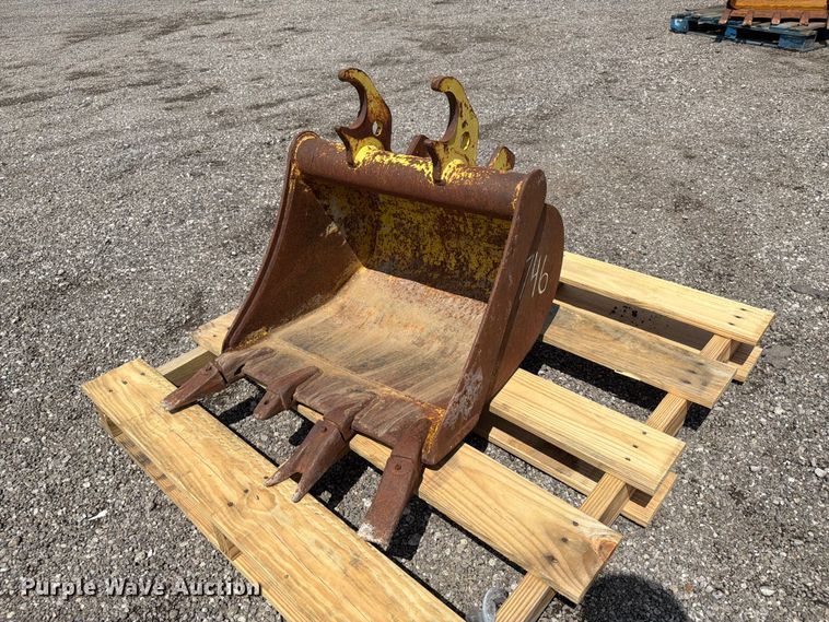 John Deere backhoe bucket - FI0249
