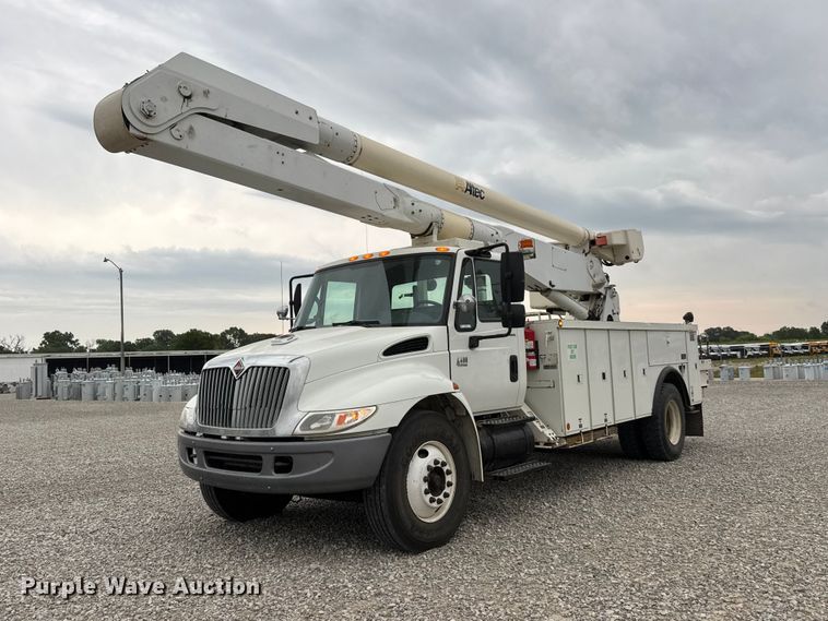 2004 International 4400 SBA bucket truck - NJ9152