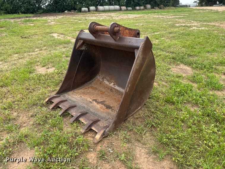 36" W backhoe bucket - NJ9201