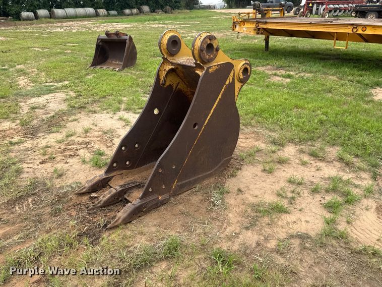 Caterpillar 24" W excavator bucket - NJ9202