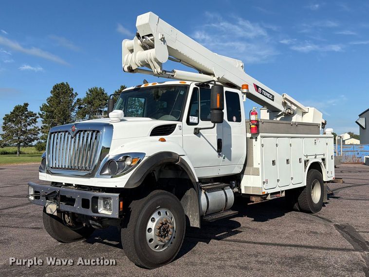 2015 International 7400 bucket truck - DQ0071