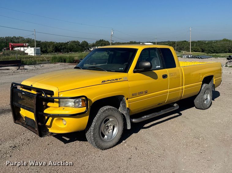 1999 Dodge Ram 1500 Ext. Cab pickup truck - DY2977