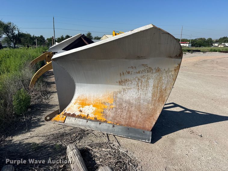 120" W wheel loader V-plow - DY2980