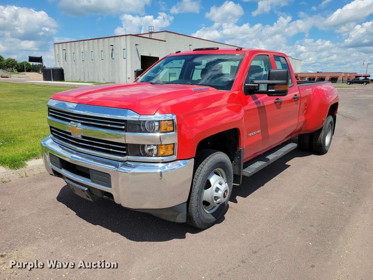 2015 Chevrolet Silverado 3500HD Crew Cab pickup truck - DZ7342