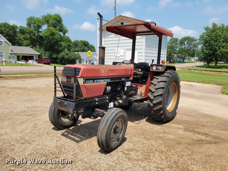 1991 Case 695 tractor - EE1126