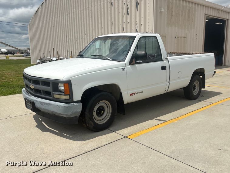 1990 Chevrolet C1500 pickup truck - EI5908