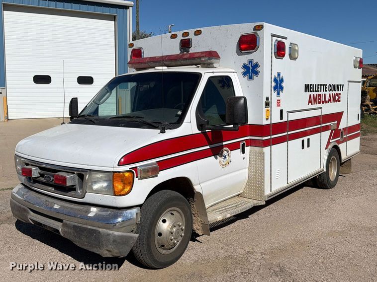 2003 Ford E450 ambulance - ER1883