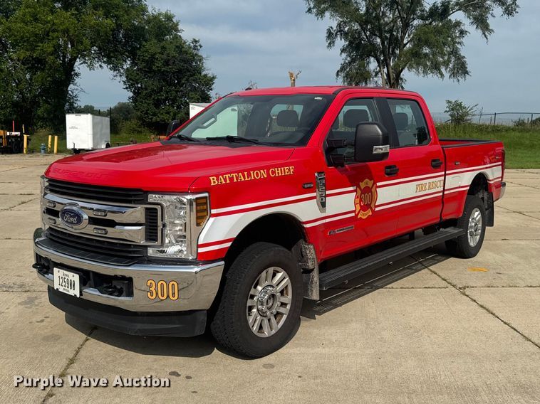 2018 Ford F250 Super Duty Crew Cab pickup truck - FB5751