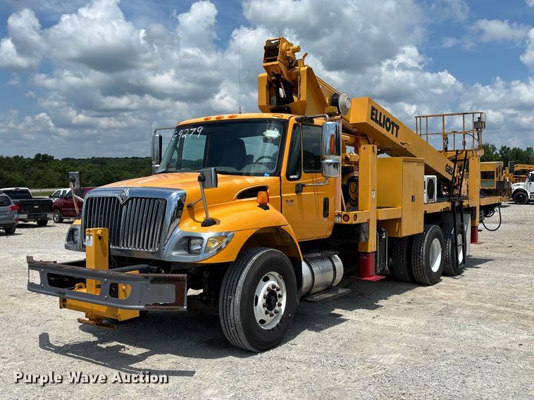 2007 International 7400 bucket truck - FC1817