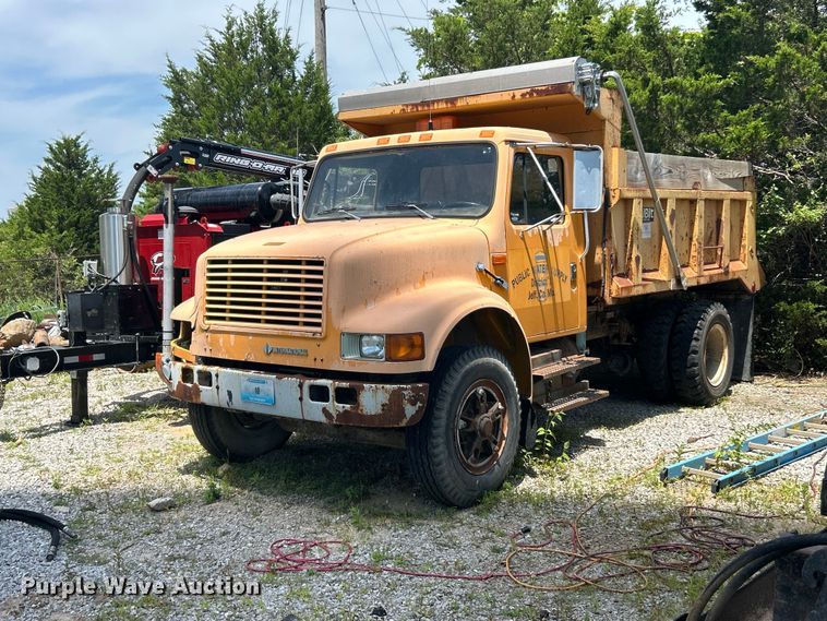 1993 International 4900 dump truck - FC2836