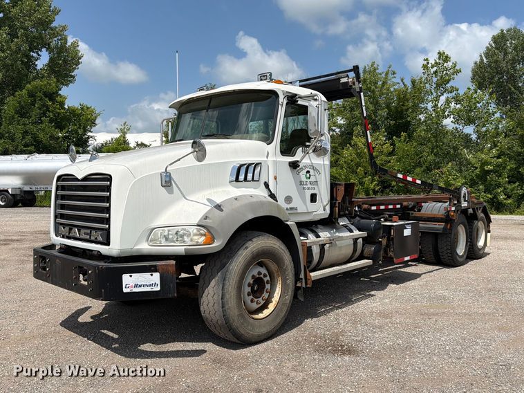 2013 Mack GU813 roll-off container truck - FC3233
