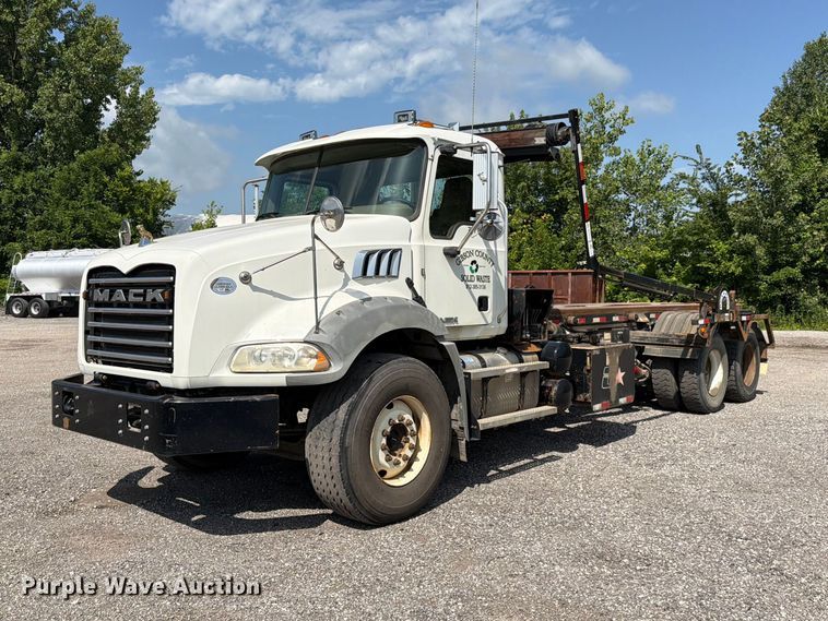 2018 Mack GU813 roll-off container truck - FC3234