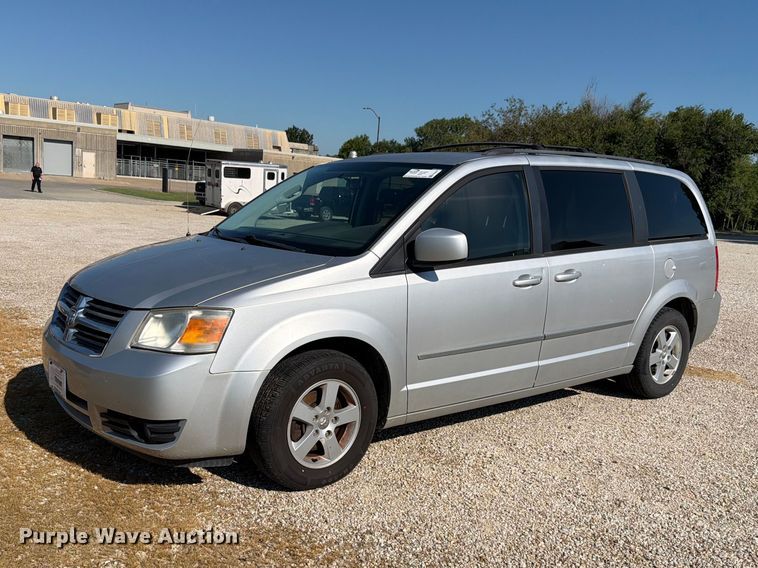 2010 Dodge Grand Caravan SXT van - FH6267