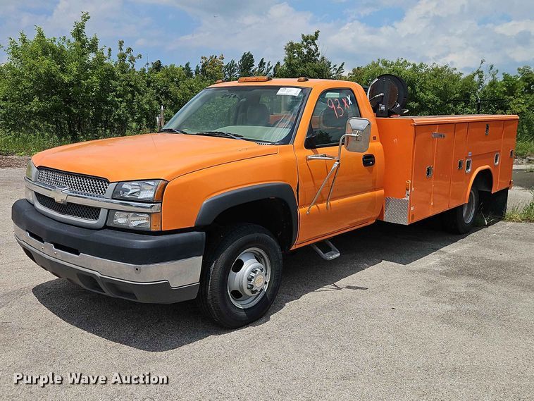 2004 Chevrolet Silverado 3500 utility bed pickup truck - FN5714