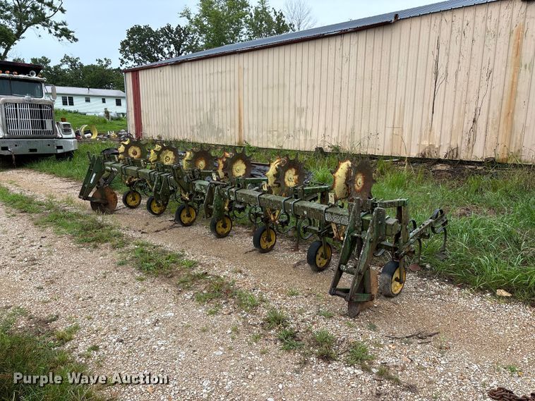 John Deere 825 row crop cultivator - EO4384