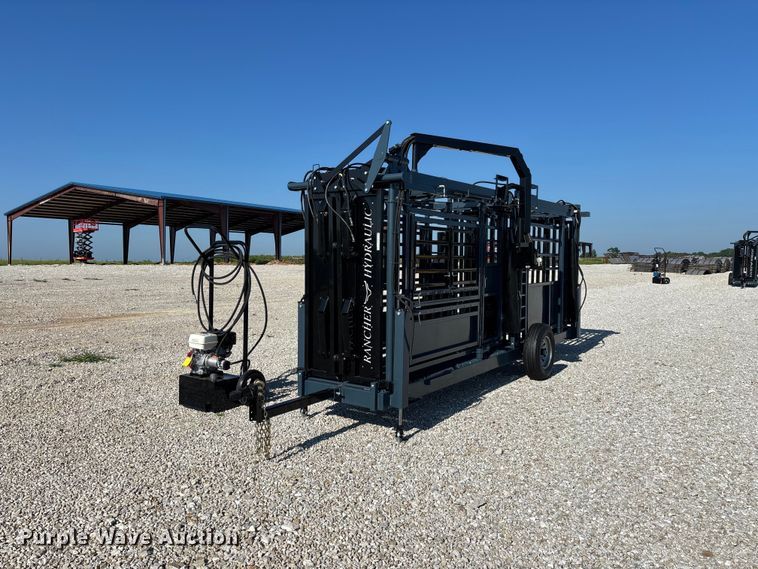 RBW Agricultural Rancher Hydraulic livestock squeeze chute - EO4387