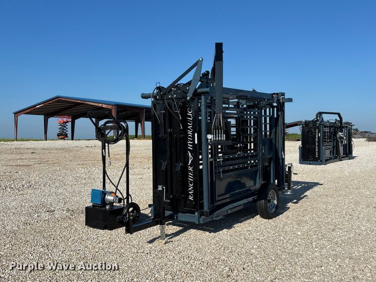 RBW Agricultural Rancher Hydraulic livestock squeeze chute - EO4388