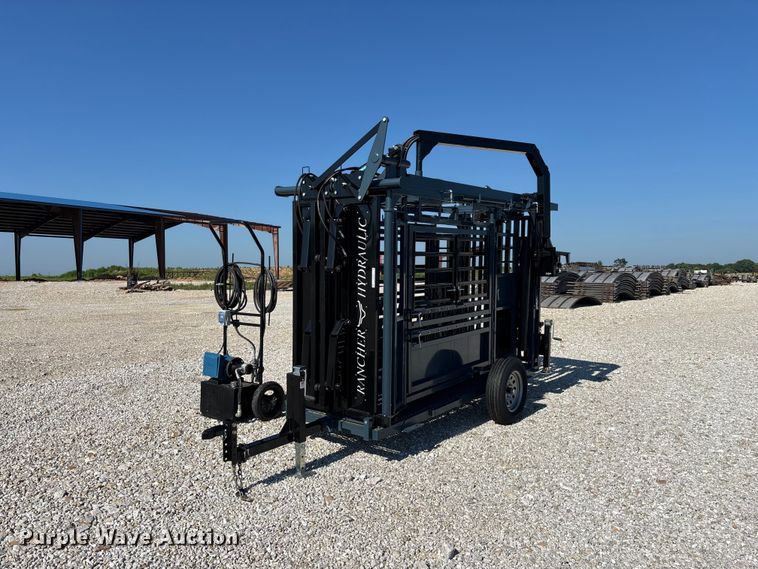 RBW Agricultural Rancher Hydraulic livestock squeeze chute - EO4389
