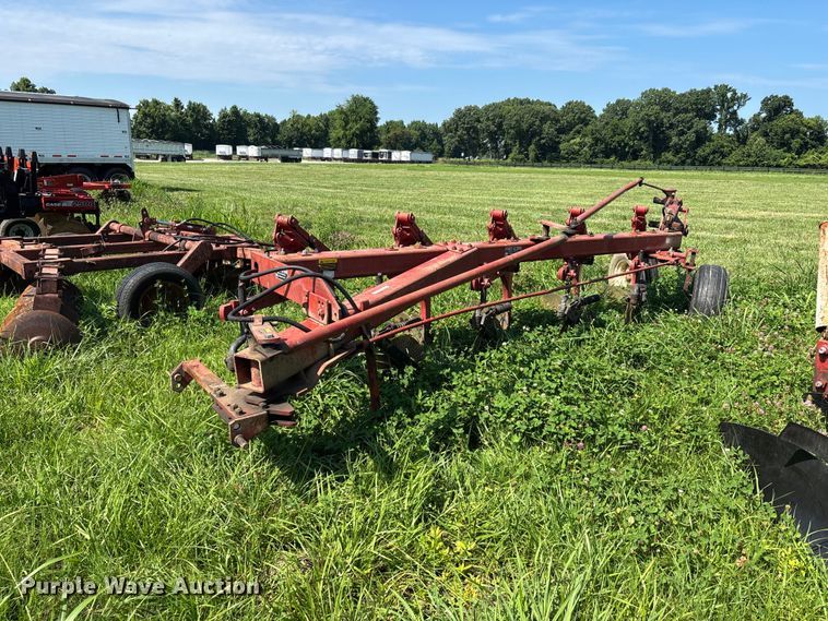 International 720 five bottom plow - ER3094