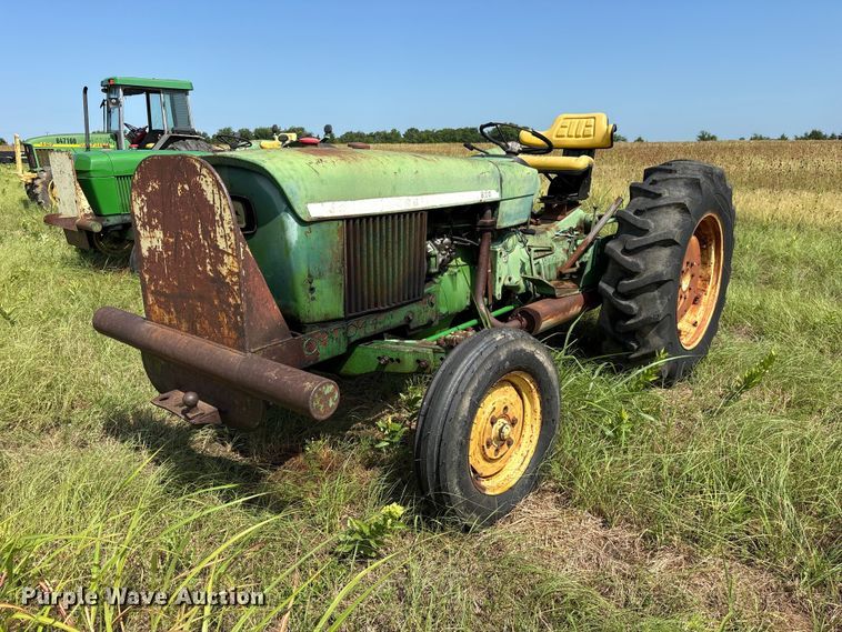 John Deere 820 tractor - ET0084
