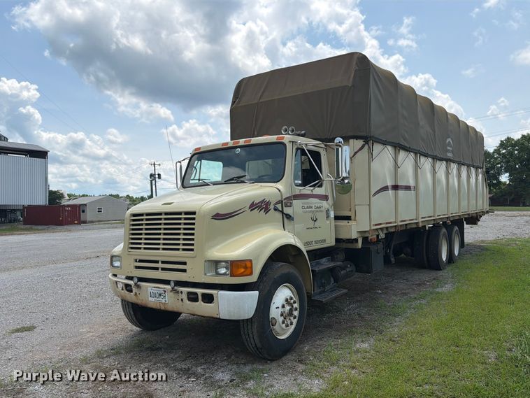 1992 International F-8100 cotton module transport truck - EX3014