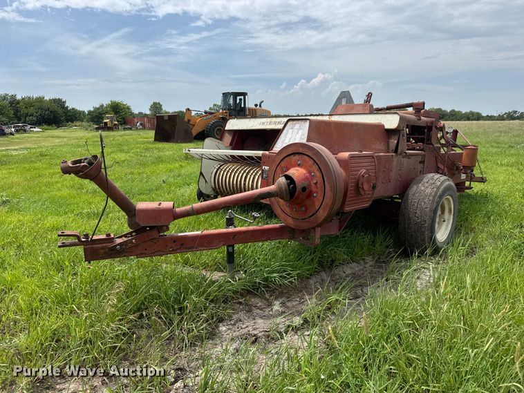 International Harvester 440W small square baler - NJ9216