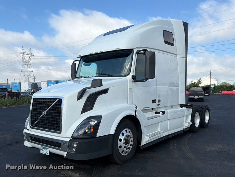2015 Volvo VN semi truck - DQ7892