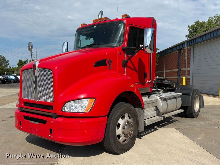 2018 Kenworth T4 semi truck - DQ7952