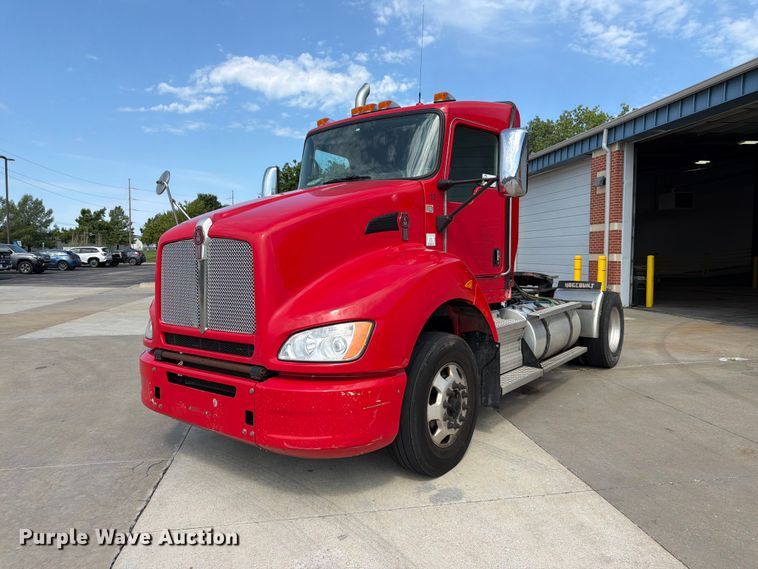 2016 Kenworth T4 semi truck - DQ7953