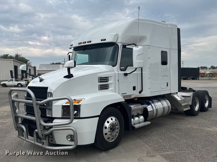 2023 Mack Anthem semi truck - DY3072