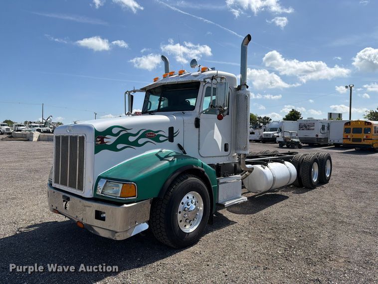 2006 Peterbilt 385 truck cab and chassis - EG9255