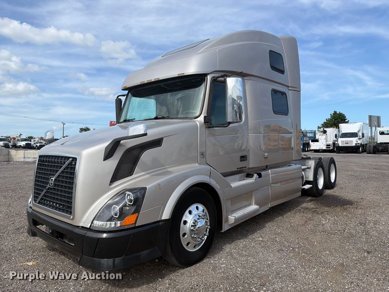 2014 Volvo VNL770 semi truck - EG9261