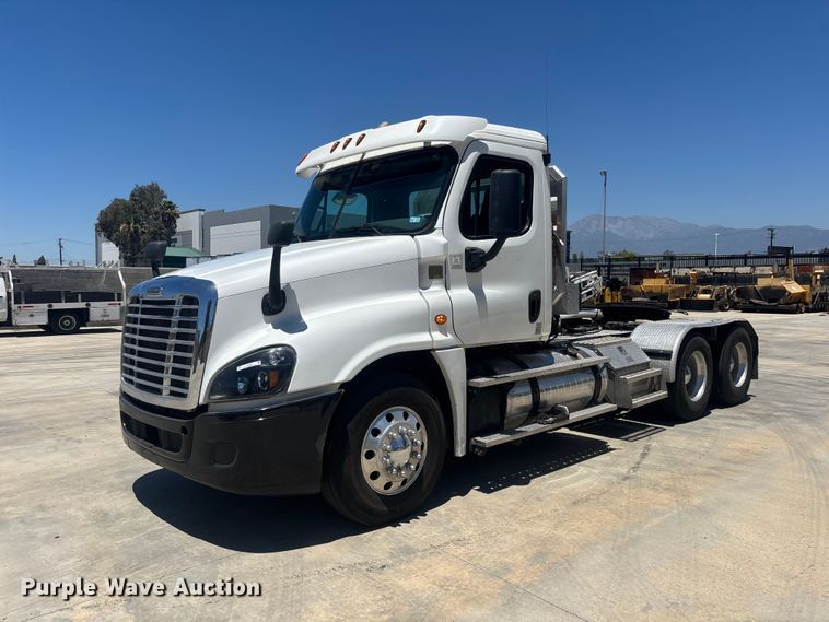 2015 Freightliner Cascadia semi truck - EL2495