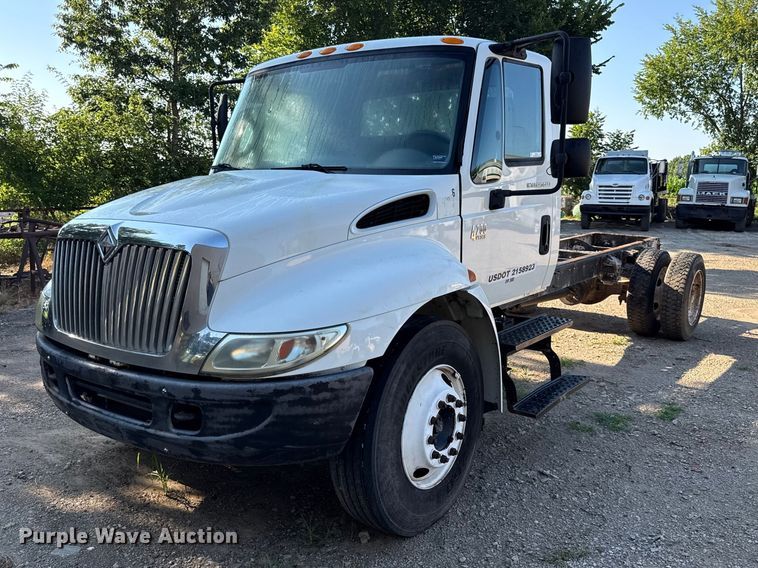 2005 International 4200 truck cab and chassis - EN0392