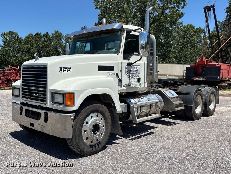2012 Mack CHU613 semi truck - ER3116